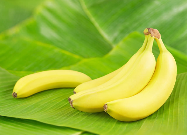 bigstock-Fresh-bananas-on-banana-leaves-46823329