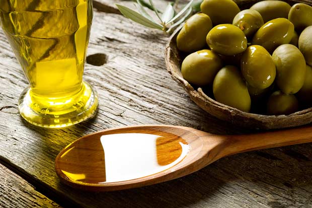 bigstock-olive-oil-over-spoon-27485537